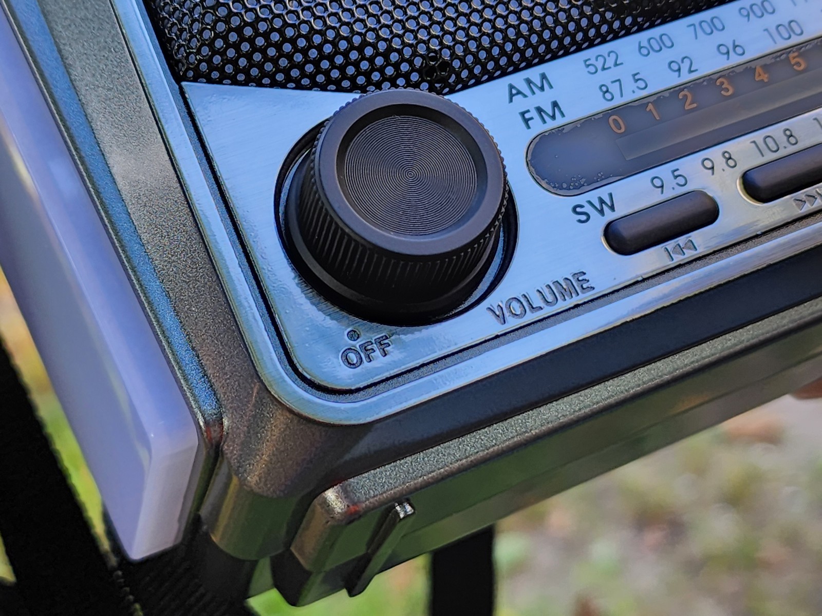 Portativnij-radioprijmach-REAL-EL-X-525